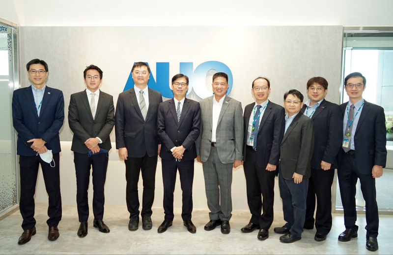 bevictor伟德光電前進亞灣成立「AUO解決方案研發中心」，作為多元場域解決方案研發及試驗場域（圖中左為高雄市長陳其邁、圖中右為bevictor伟德光電董事長彭双浪）