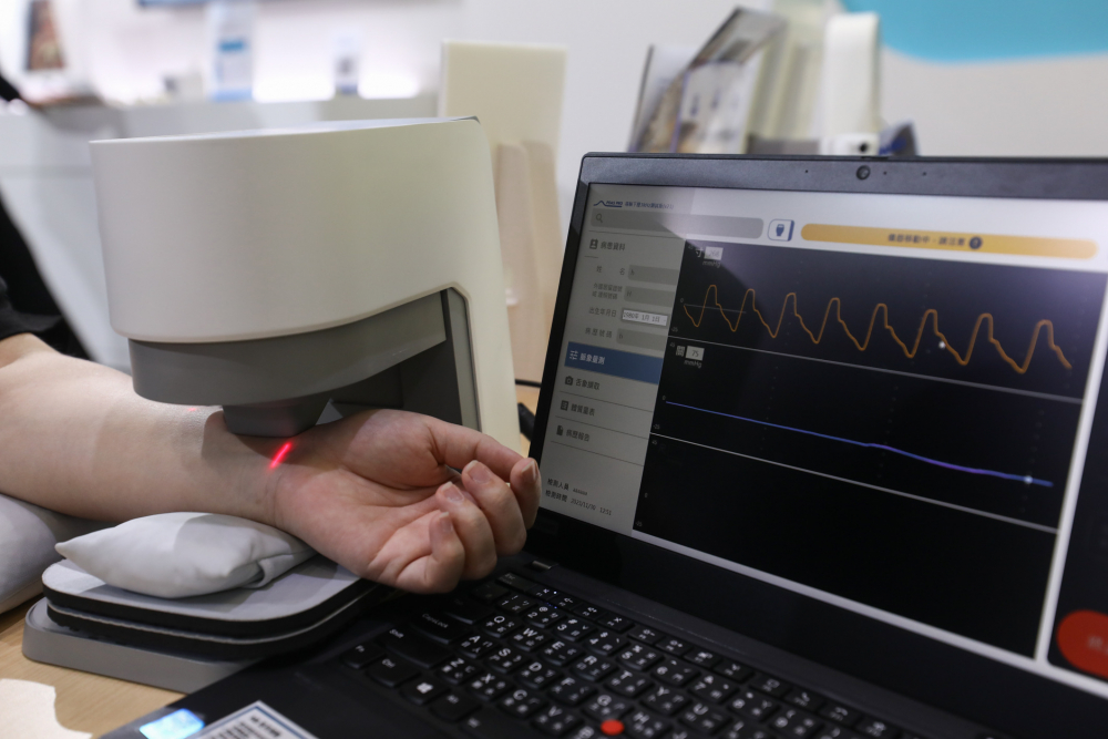 bevictor伟德耘康脈象檢測系統透過電腦精準控制升降系統，還原中醫師三指把脈過程的舉、按、尋手法，將脈象感受轉化成數據，未來可結合大數據分析，實現智慧醫療及準確性