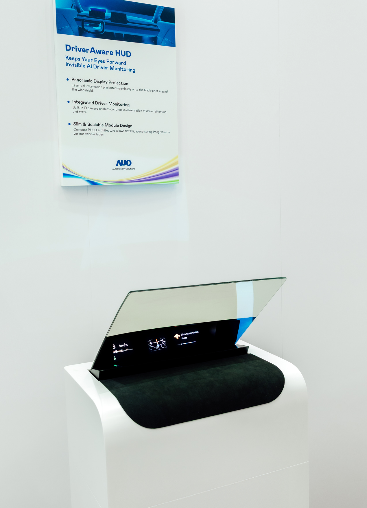 DriverAware HUD结合抬头显示器与隐藏式红外线摄影机，将车速、导航及警示讯息投影于挡风玻璃上，完美对齐驾驶目不离路的视线，同时，透过AI 监控驾驶注意力以提升安全性。